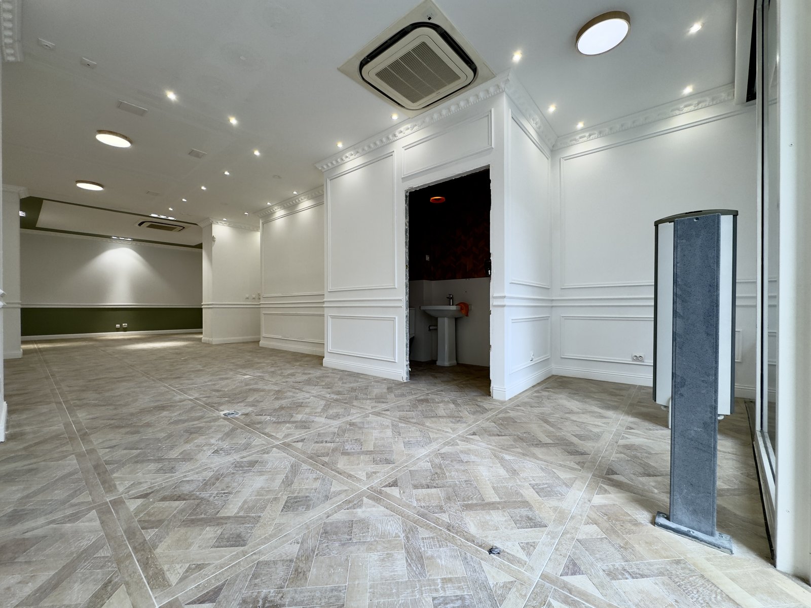 Cimetière Ixelles : Rez-de-chaussée commercial — photo 3
