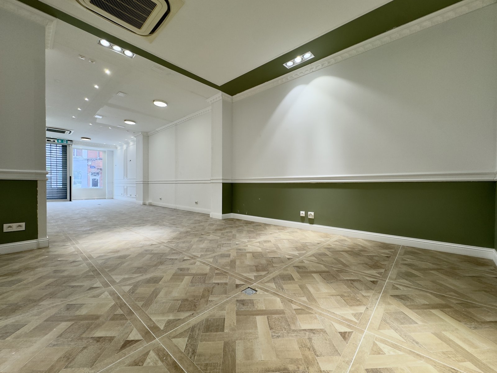 Cimetière Ixelles : Rez-de-chaussée commercial — photo 5