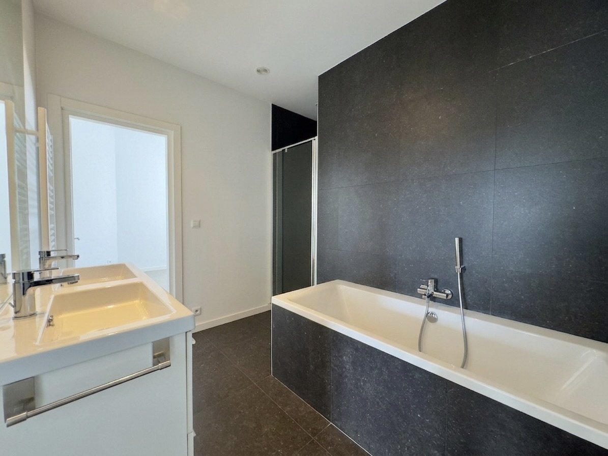 Flagey : Penthouse 2 chambres + Terrasse Sud — photo 9